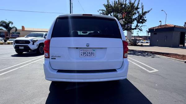2015 Dodge, dovoz USA — foto 2 z 6