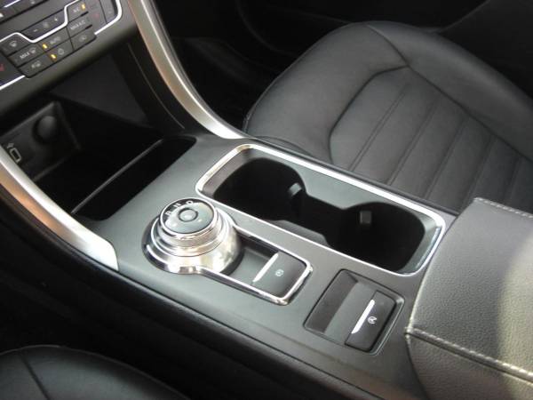 2017 Ford, dovoz USA — foto 7 z 12