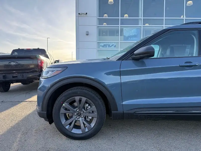 2026 Ford Explorer Active, šedá, 100 km, dovoz Kanada — foto 3 z 12