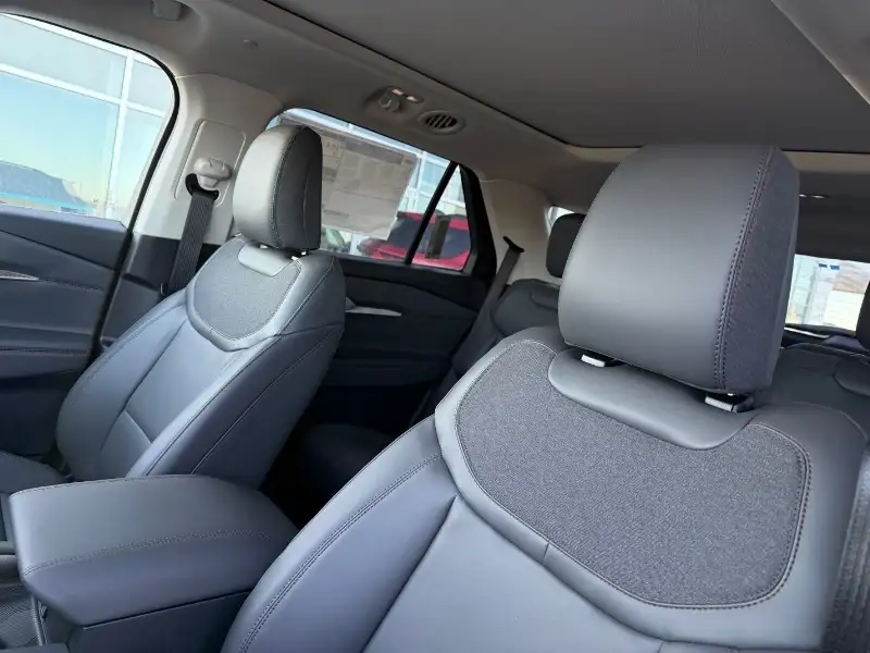 2026 Ford Explorer Active, šedá, 100 km, dovoz Kanada — foto 9 z 12