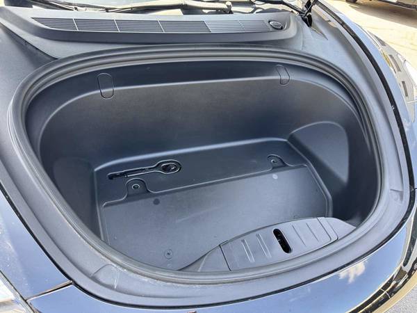2019 Tesla, dovoz USA — foto 9 z 12