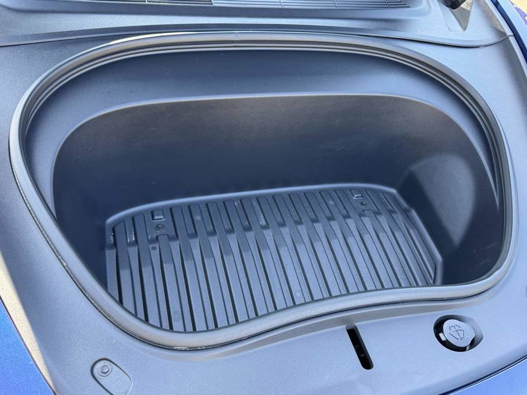 2025 Tesla, dovoz USA — foto 9 z 12