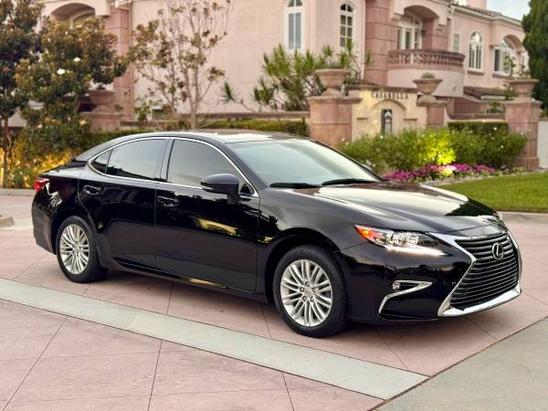 2016 Lexus, dovoz USA — foto 2 z 12