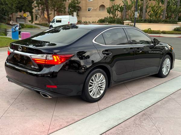 2016 Lexus, dovoz USA — foto 4 z 12