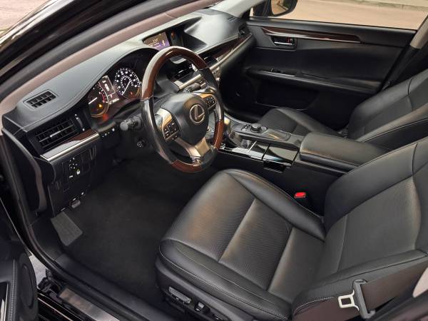 2016 Lexus, dovoz USA — foto 8 z 12