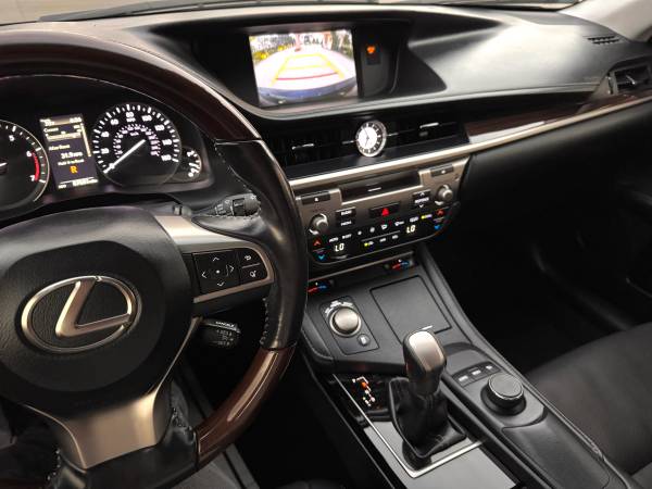 2016 Lexus, dovoz USA — foto 9 z 12