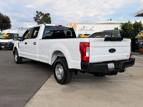 2017 Ford, dovoz USA — foto 3 z 12