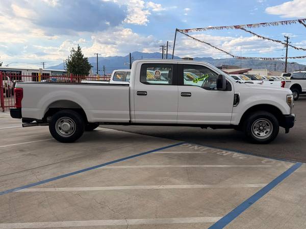 2017 Ford, dovoz USA — foto 5 z 12