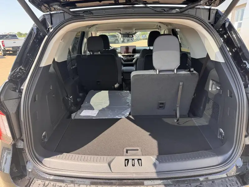2026 Ford Explorer Active 200a Pkg, černá, 7 km, dovoz Kanada — foto 10 z 12