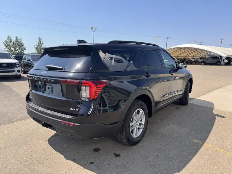 2026 Ford Explorer Active 200a Pkg, černá, 7 km, dovoz Kanada — foto 5 z 12