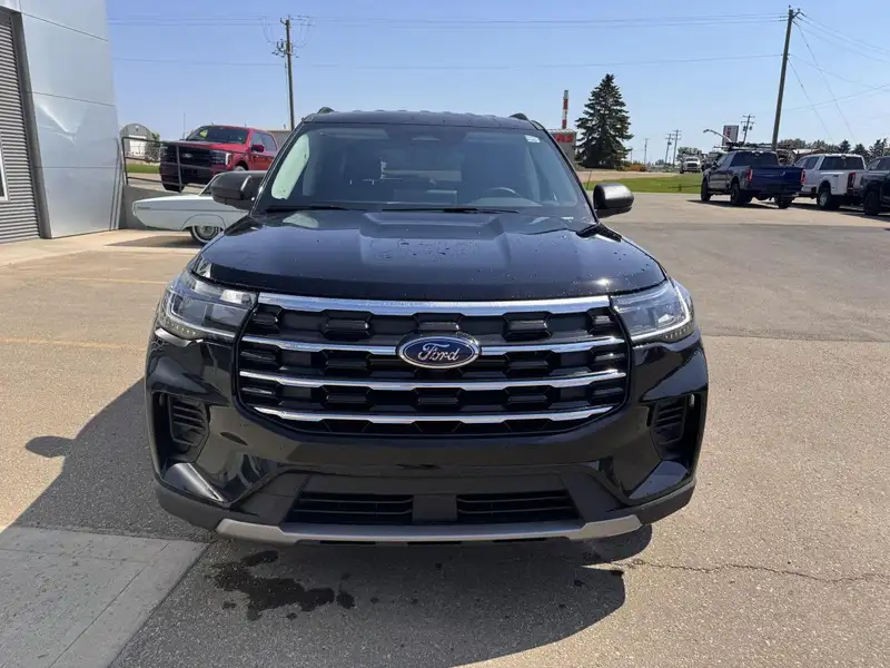 2026 Ford Explorer Active 200a Pkg, černá, 7 km, dovoz Kanada — foto 8 z 12