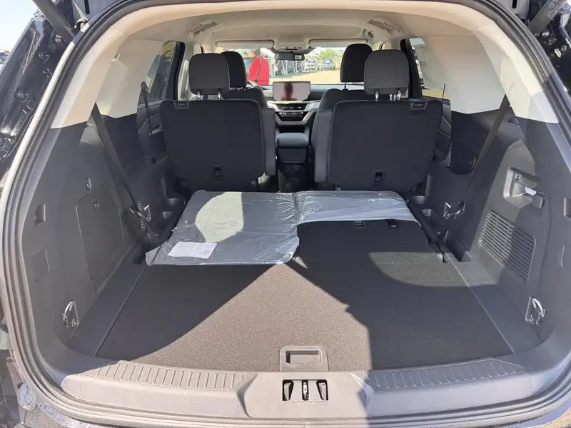2026 Ford Explorer Active 200a Pkg, černá, 7 km, dovoz Kanada — foto 9 z 12