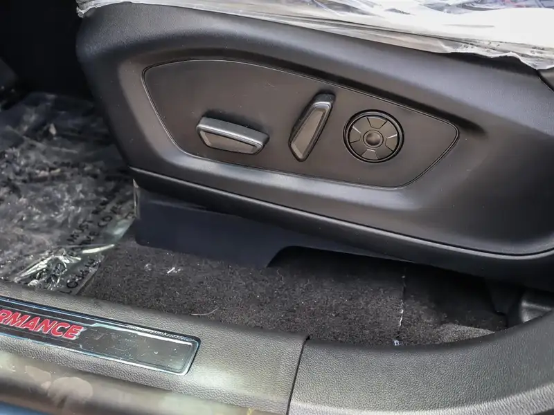 2026 Ford Explorer ST, modrá, 50 km, dovoz Kanada — foto 9 z 12