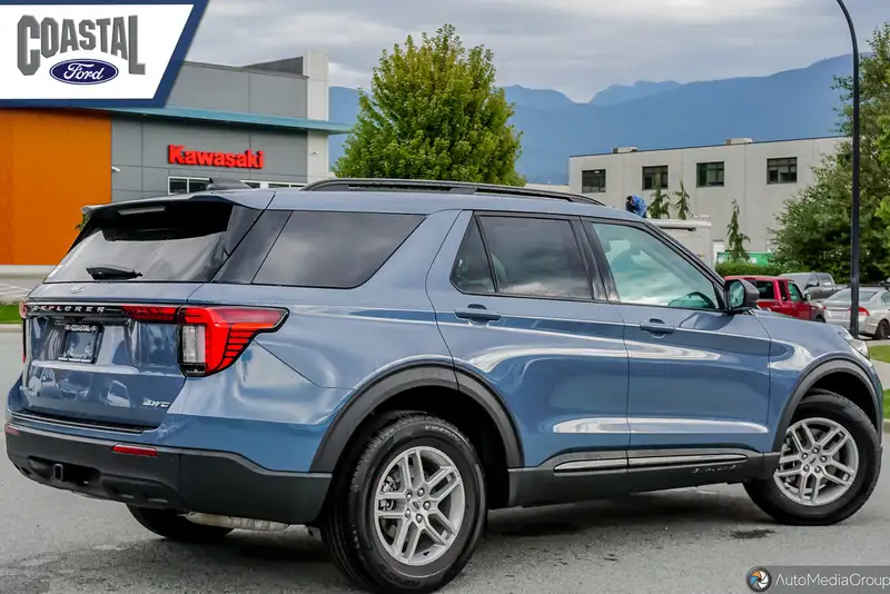 2026 Ford Explorer Active, modrá, 81 km, dovoz Kanada — foto 6 z 12