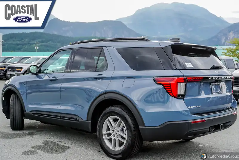 2026 Ford Explorer Active, modrá, 81 km, dovoz Kanada — foto 8 z 12