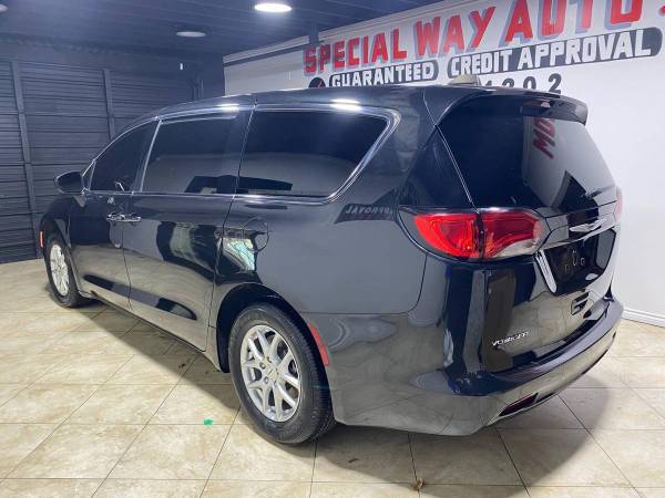 2023 Chrysler, dovoz USA — foto 5 z 12