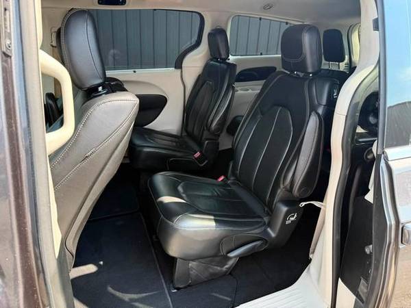 2018 Chrysler, dovoz USA — foto 11 z 12