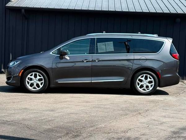 2018 Chrysler, dovoz USA — foto 2 z 12
