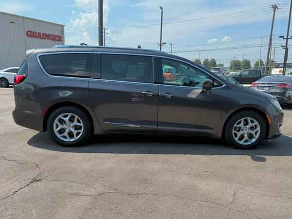 2018 Chrysler, dovoz USA — foto 6 z 12