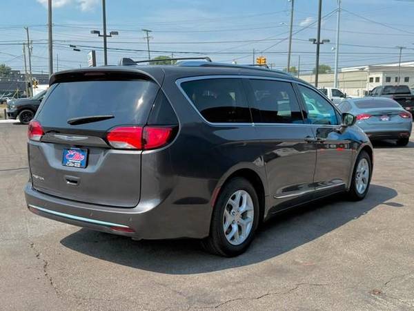 2018 Chrysler, dovoz USA — foto 7 z 12