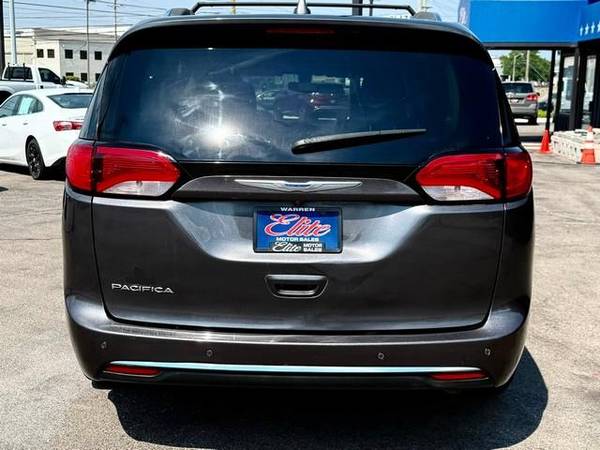 2018 Chrysler, dovoz USA — foto 8 z 12