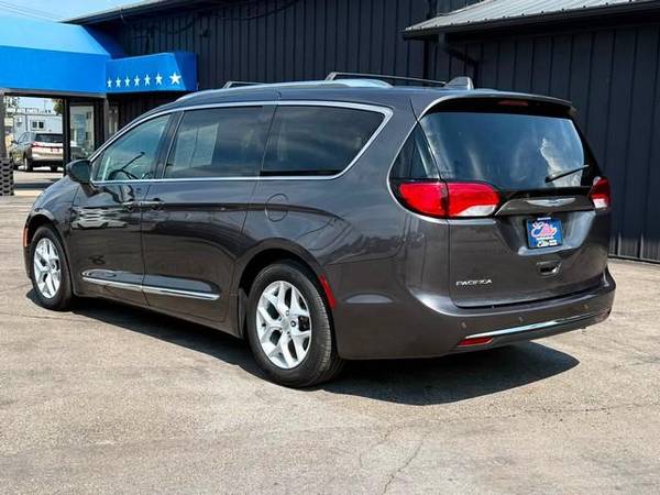 2018 Chrysler, dovoz USA — foto 9 z 12
