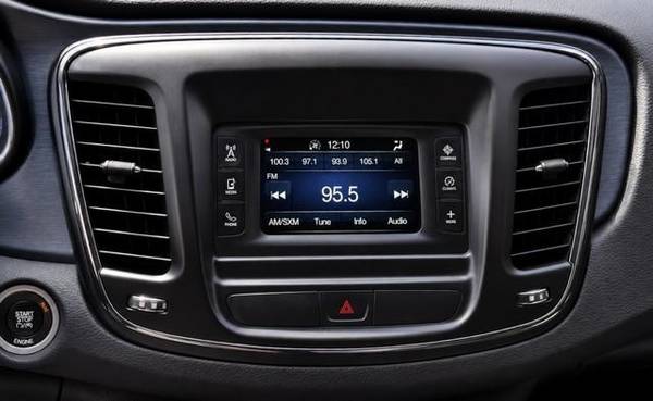 2015 Chrysler, dovoz USA — foto 10 z 11