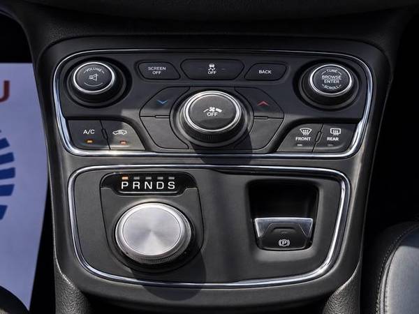 2015 Chrysler, dovoz USA — foto 11 z 11
