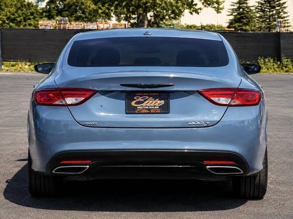 2015 Chrysler, dovoz USA — foto 5 z 11