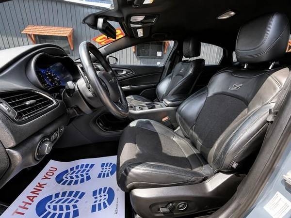 2015 Chrysler, dovoz USA — foto 6 z 11