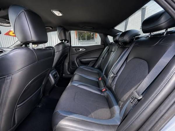 2015 Chrysler, dovoz USA — foto 7 z 11
