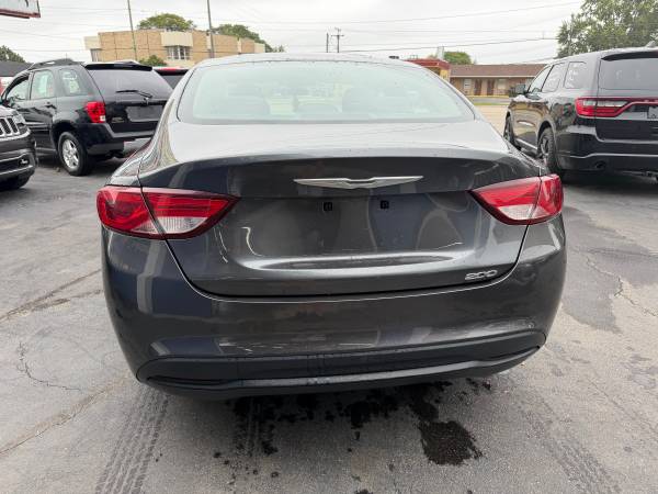 2015 Chrysler, dovoz USA — foto 4 z 12