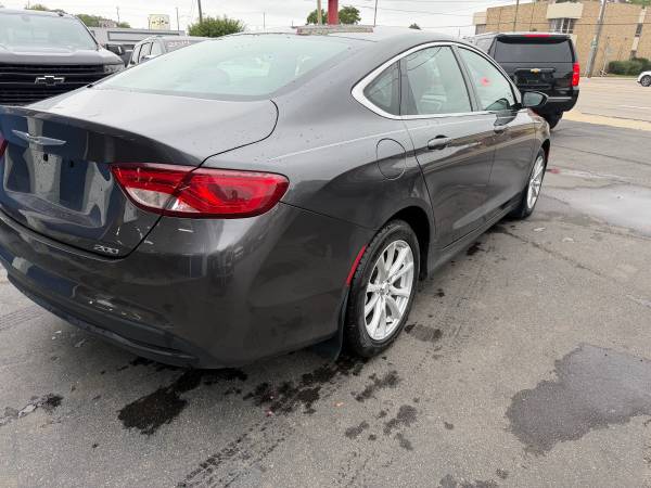 2015 Chrysler, dovoz USA — foto 5 z 12