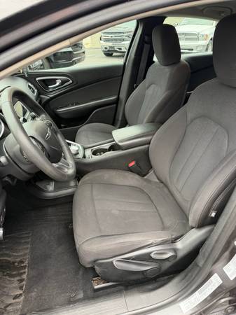 2015 Chrysler, dovoz USA — foto 8 z 12
