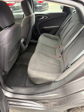 2015 Chrysler, dovoz USA — foto 9 z 12