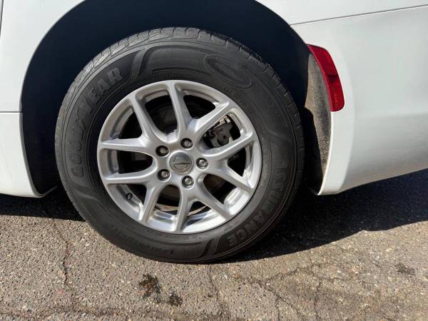 2024 Chrysler, dovoz USA — foto 9 z 9