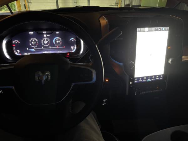 2024 RAM, červená, dovoz USA — foto 5 z 10