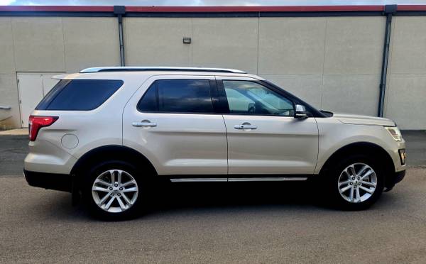 2017 Ford, dovoz USA — foto 5 z 12