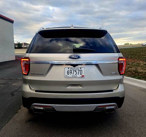 2017 Ford, dovoz USA — foto 7 z 12
