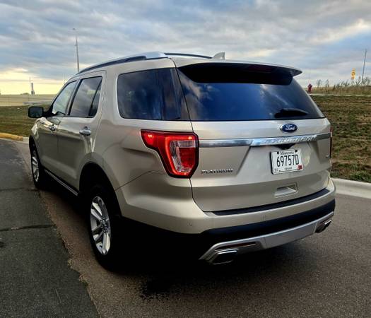 2017 Ford, dovoz USA — foto 8 z 12