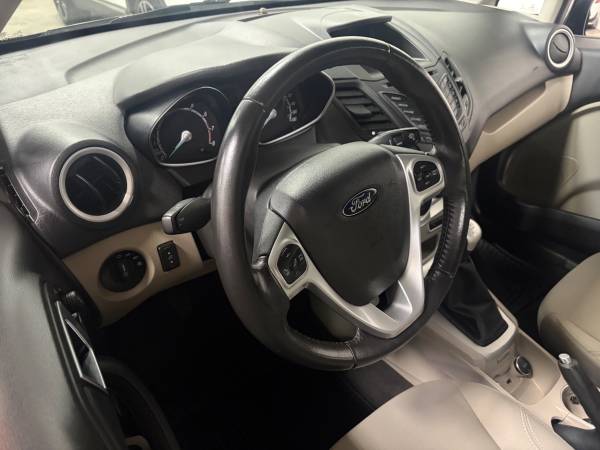2015 Ford, dovoz USA — foto 11 z 12
