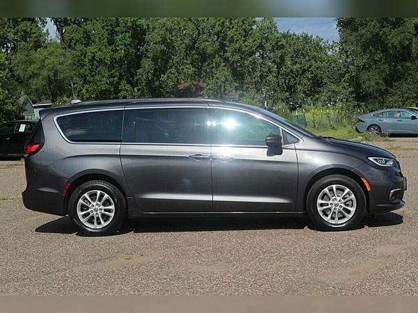 2022 Chrysler, dovoz USA — foto 2 z 12