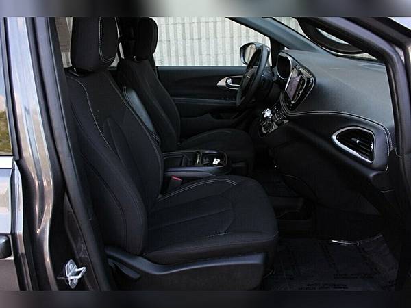2022 Chrysler, dovoz USA — foto 7 z 12