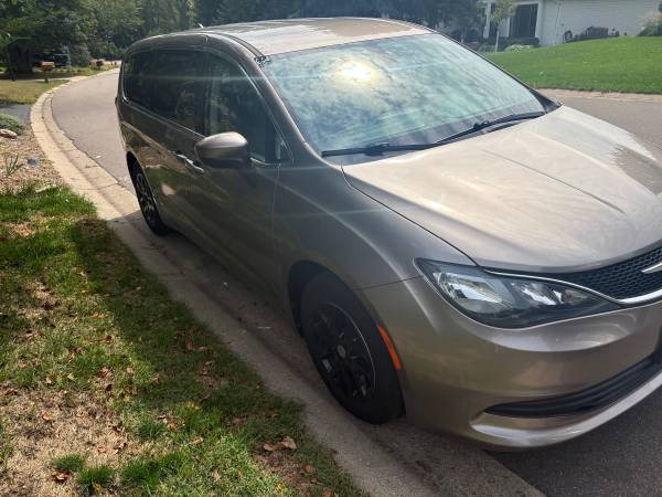 2017 Chrysler, dovoz USA — foto 2 z 7