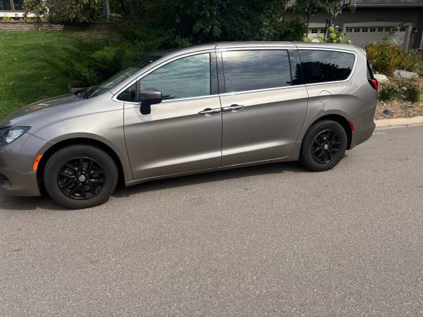 2017 Chrysler, dovoz USA — foto 3 z 7