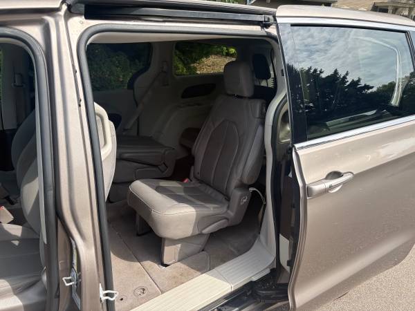 2017 Chrysler, dovoz USA — foto 4 z 7