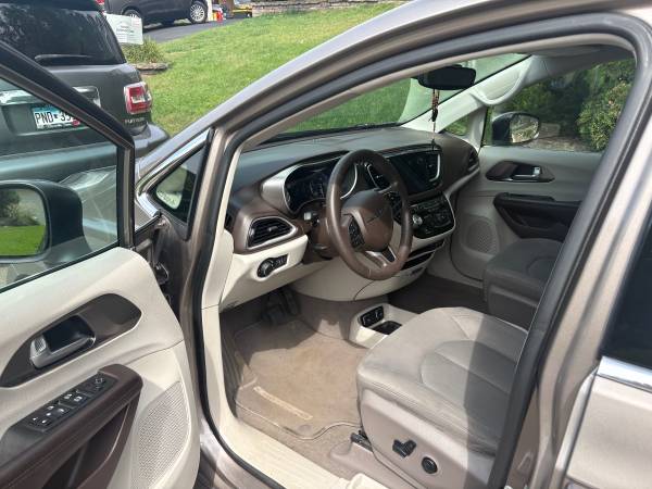 2017 Chrysler, dovoz USA — foto 5 z 7