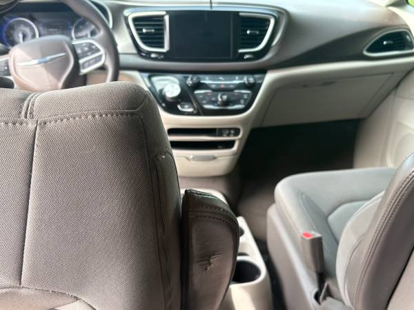 2017 Chrysler, dovoz USA — foto 6 z 7