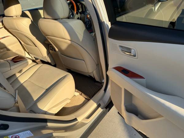 2011 Lexus, dovoz USA — foto 5 z 12