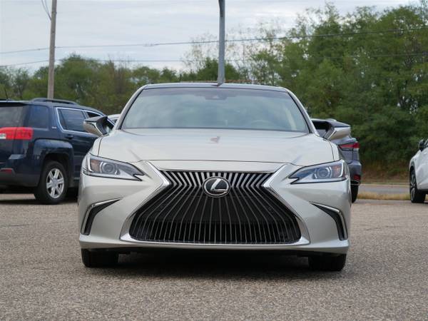 2019 Lexus, dovoz USA — foto 2 z 12